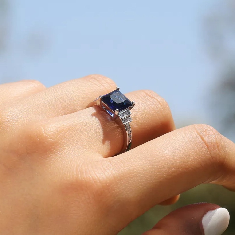 PRINCESS CUT WEDDING RING - Picture 4 of 8